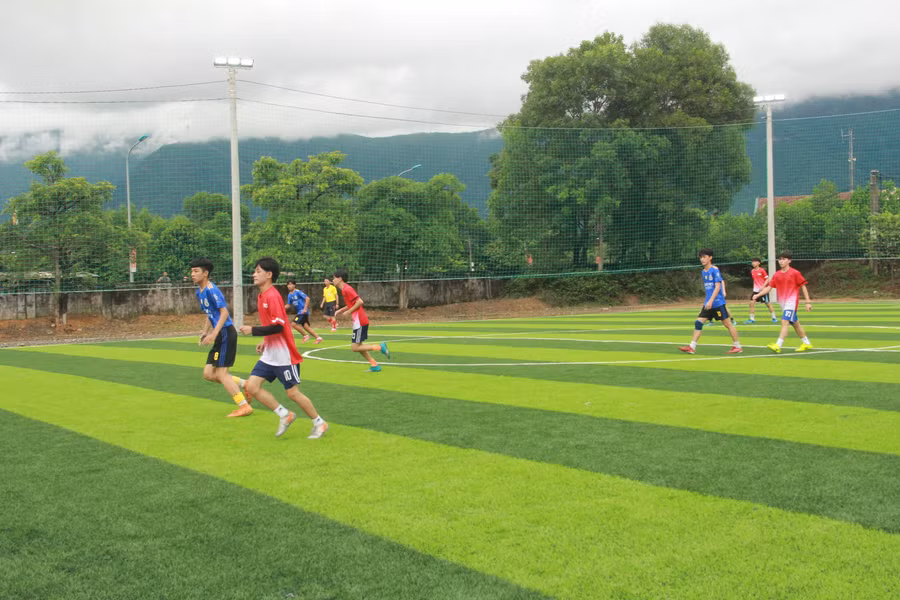 Sân bóng nhân tạo trị giá hơn 800 triệu đồng do Quỹ Minh Đức tài trợ.