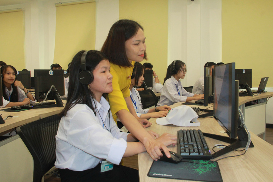 Cô trò trường THPT Lê Quảng Chí thích thú thực hành môn Tin học tại hệ thống phòng máy mới, hiện đại.