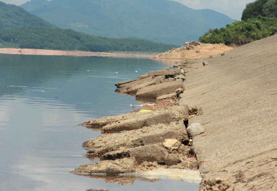 Nhiều hạng mục tại Hồ Kẻ Gỗ đã xuống cấp. Nhiều hạng mục tại Hồ Kẻ Gỗ đã xuống cấp.