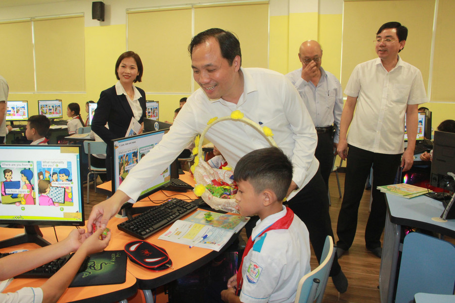 ... và trường Tiểu học Kỳ Long.