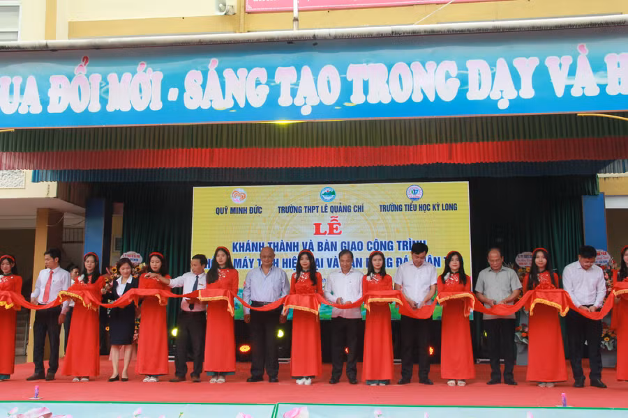 Các đại biểu cắt băng khánh thành và bàn giao phòng học máy tính và sân bóng nhân tạo.