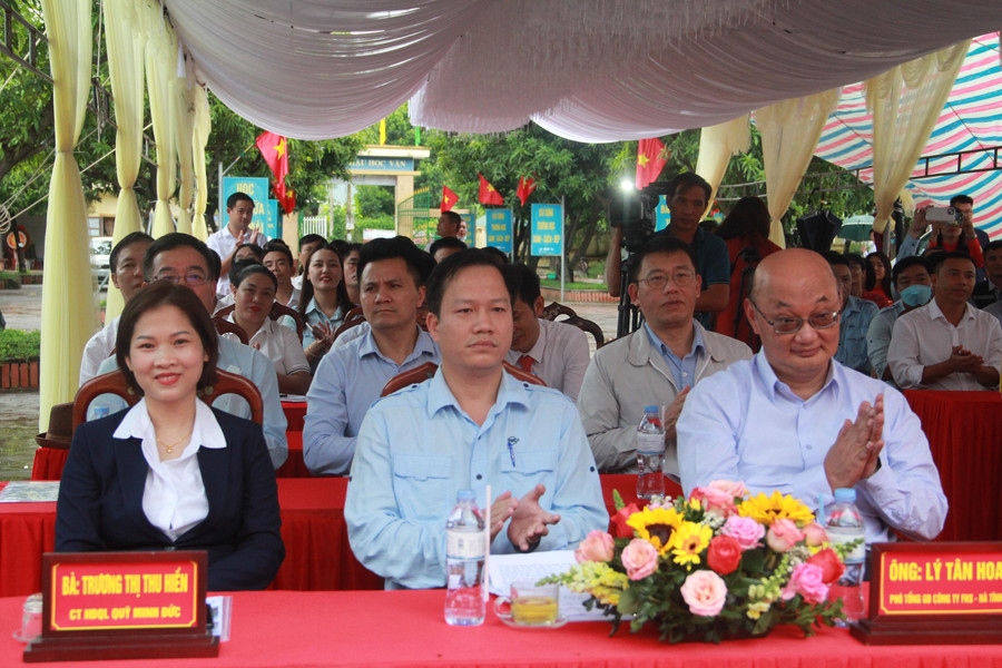 Các đại biểu dự lễ khánh thành và bàn giao các công trình cho trường THPT Lê Quảng Chí, trường Tiểu học Kỳ Long.