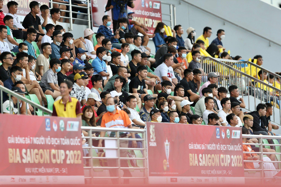 Rất động khán giả đã đến xem, cổ vũ cho các đội thi đấu.