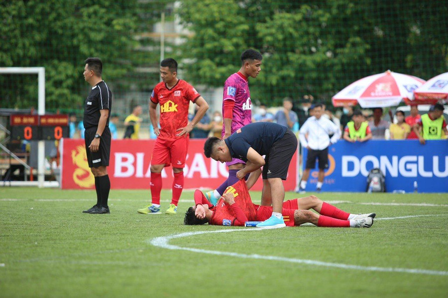Có những pha bóng quyết liệt buộc trọng tài phải tạm dừng trận đấu để nhân viên y tế vào chăm sóc cầu thủ.