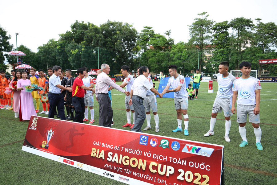 Ban tổ chức tặng hoa động viên các đội trước trận mở màn.