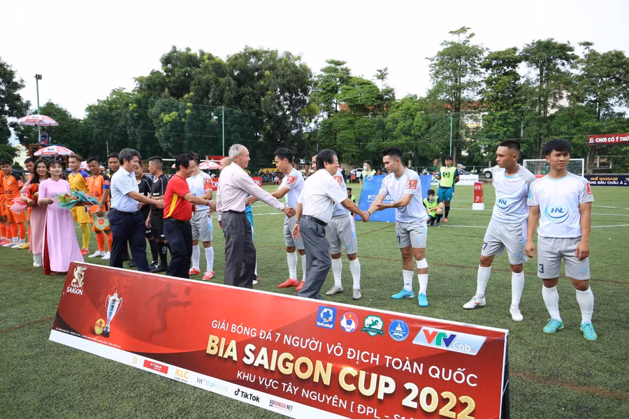 Ban tổ chức tặng hoa động viên các đội trước trận mở màn.