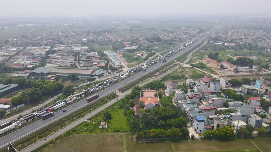 Lực lượng chức năng làm việc tại chốt đã phối hợp với Công ty cổ phần BOT Pháp Vân – Cầu Giẽ chỉ mở 3 làn xe đi qua trạm thu phí để có thể kiểm soát 100% phương tiện vào thủ đô