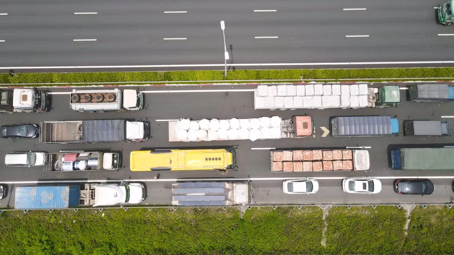 Chỉ huy chốt kiểm soát dịch Covid-19 tại Trạm thu phí cao tốc Pháp Vân- Cầu Giẽ cho biết tất cả các phương tiện đến từ 37 tỉnh thành đang có dịch muốn vào thành phố Hà Nội bắt buộc phải khai báo y tế, có xét nghiệm âm tính với Covid-19.