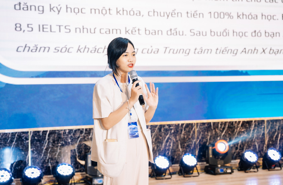 Thí sinh trả lời câu hỏi của Ban giám khảo trong đêm chung kết.