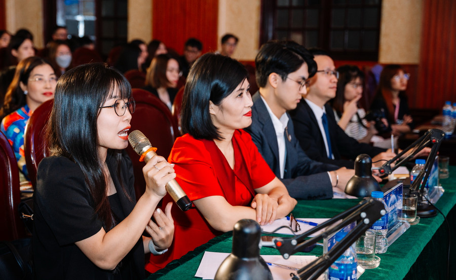 Ban giám khảo đặt câu hỏi với thí sinh.