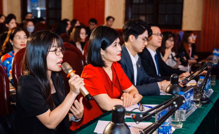 Ban giám khảo đặt câu hỏi với thí sinh. Ban giám khảo đặt câu hỏi với thí sinh.