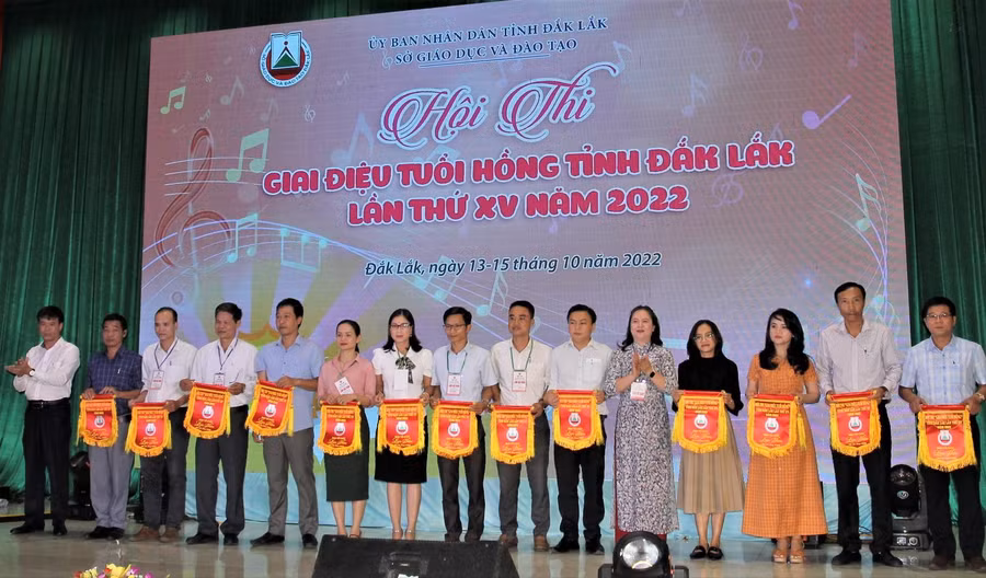 Ban tổ chức tặng Cờ lưu niệm cho đại diện các đơn vị tham gia Hội thi.