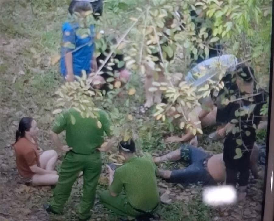 Người phụ nữ nhảy cầu tự tử (bên trái ngoài cùng) được anh Hiếu và anh Trí dũng cảm cứu sống (ảnh: MXH).