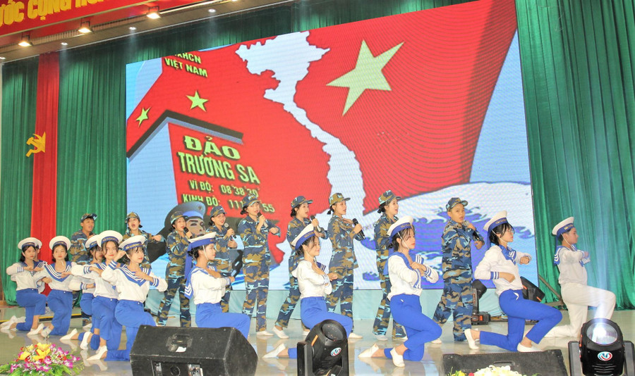 Tiết mục dự thi của Phòng GD&ĐT huyện Krông Năng.