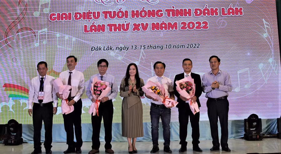 Ban tổ chức tặng hoa cho các thành viên Ban Giám khảo Hội thi.