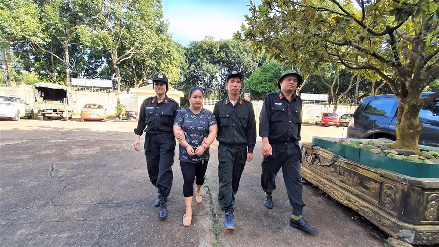 Đối tượng Nguyễn Thị Hương Giang bị bắt khi trốn truy nã (ảnh: SĐ).