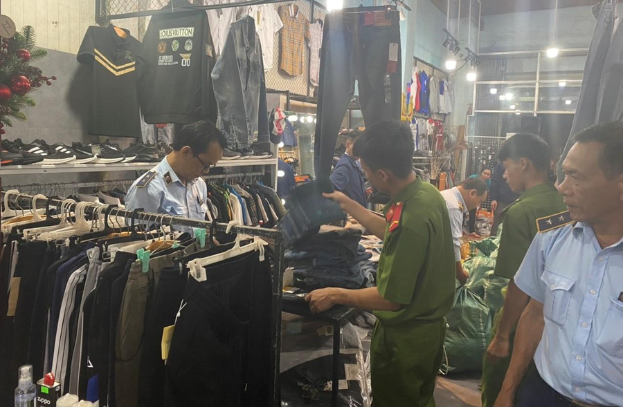 Lực lượng chức năng kiểm tra hàng hoá tại cơ sở kinh doanh (ảnh: BT).