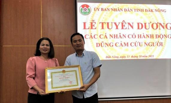 Anh Trần Kiêm Hiếu đón nhận Bằng khen của Chủ tịch UBND tỉnh Đắk Nông từ bà Nguyễn Thị Thu Hường. Anh Trần Kiêm Hiếu đón nhận Bằng khen của Chủ tịch UBND tỉnh Đắk Nông từ bà Nguyễn Thị Thu Hường.