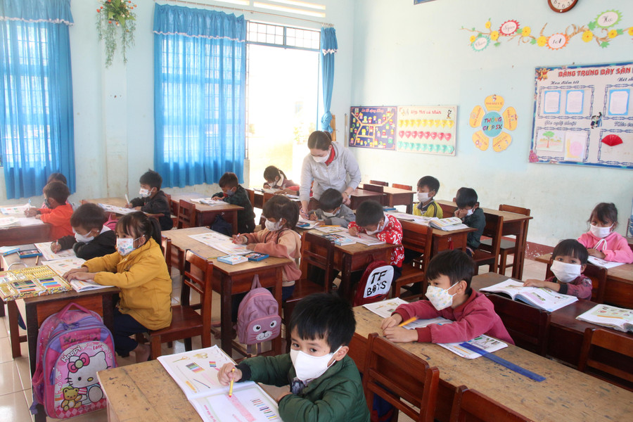 Cô trò trường Tiểu học Sơn Lang (huyện Kbang, Gia Lai). Cô trò trường Tiểu học Sơn Lang (huyện Kbang, Gia Lai).