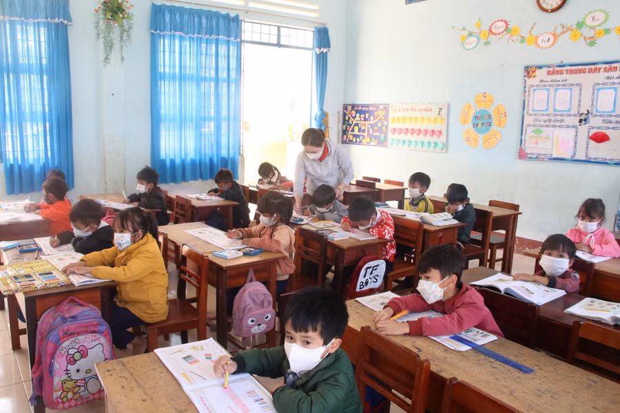 Cô trò trường Tiểu học Sơn Lang (huyện Kbang, Gia Lai). Cô trò trường Tiểu học Sơn Lang (huyện Kbang, Gia Lai).