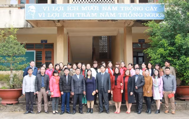 Các học viên tại lớp học tiếng Dao Thanh Phán huyện BÌnh Liêu