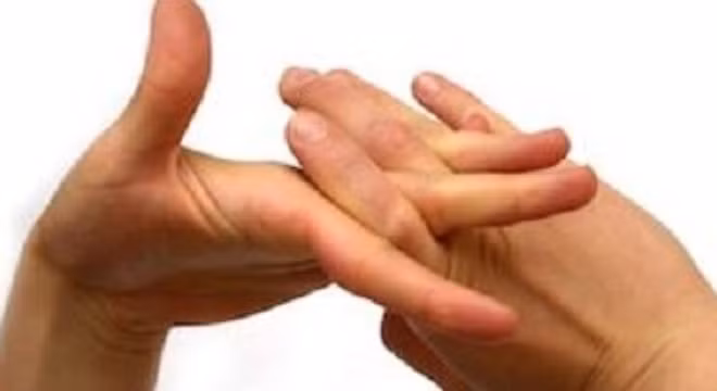 Có nên bẻ khớp ngón tay?