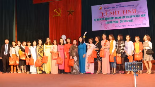 Những món quà ý nghĩa dành nữ cán bộ, viên chức Học viện Y - Dược học cổ truyền Việt Nam