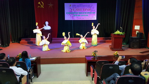 Lễ mít tinh diễn ra trong không khí vui tươi, đầm ấm với những lời ca, tiếng hát do chính các cán bộ, viên chức của Học viện biểu diễn Lễ mít tinh diễn ra trong không khí vui tươi, đầm ấm với những lời ca, tiếng hát do chính các cán bộ, viên chức của Học viện biểu diễn