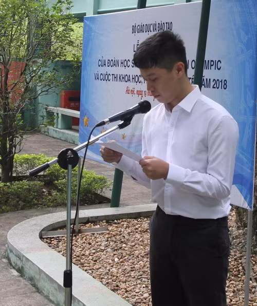 Thay mặt cho những học sinh đoạt giải Olympic, em Phạm Đức Thắng đã kính dâng lên Bác những thành tích rực rỡ