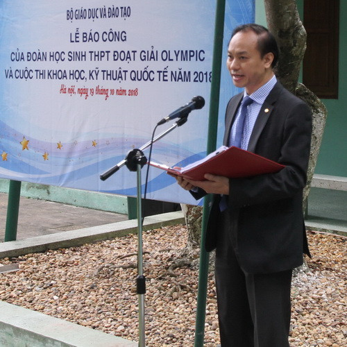 Ông Dương Văn Bá - Phó Vụ trưởng Vụ Giáo dục Chính trị và Công tác học sinh, sinh viên (Bộ GD&ĐT) đã báo cáo thành tích với Chủ tịch Hồ Chí Minh Ông Dương Văn Bá - Phó Vụ trưởng Vụ Giáo dục Chính trị và Công tác học sinh, sinh viên (Bộ GD&ĐT) đã báo cáo thành tích với Chủ tịch Hồ Chí Minh