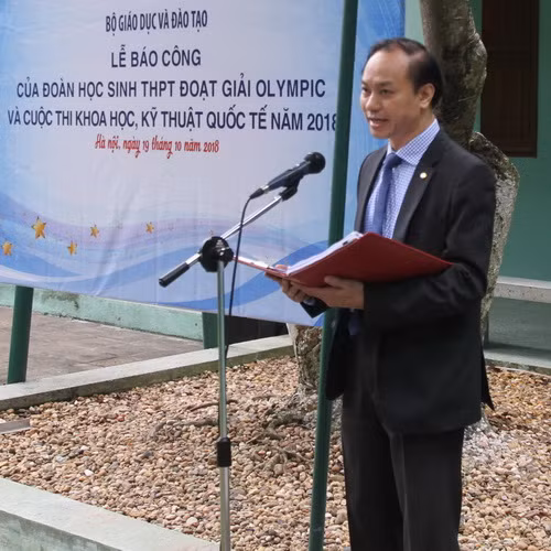 Ông Dương Văn Bá - Phó Vụ trưởng Vụ Giáo dục Chính trị và Công tác học sinh, sinh viên (Bộ GD&ĐT) đã báo cáo thành tích với Chủ tịch Hồ Chí Minh