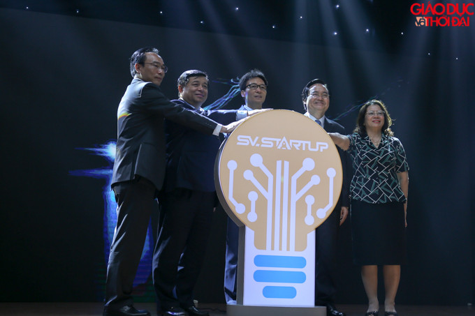 Phó Thủ tướng Vũ Đức Đam, Bộ trưởng Phùng Xuân Nhạ và các đại biểu bấm nút khởi động SV.Strat-up 2019. Phó Thủ tướng Vũ Đức Đam, Bộ trưởng Phùng Xuân Nhạ và các đại biểu bấm nút khởi động SV.Strat-up 2019.