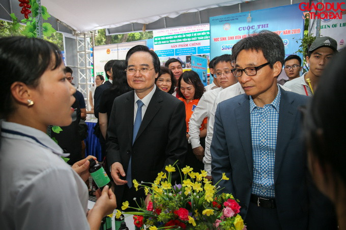 Phó Thủ tướng Vũ Đức Đam và Bộ trưởng Bộ GD&ĐT thăm gian trưng bày của các trường đại học. Phó Thủ tướng Vũ Đức Đam và Bộ trưởng Bộ GD&ĐT thăm gian trưng bày của các trường đại học.