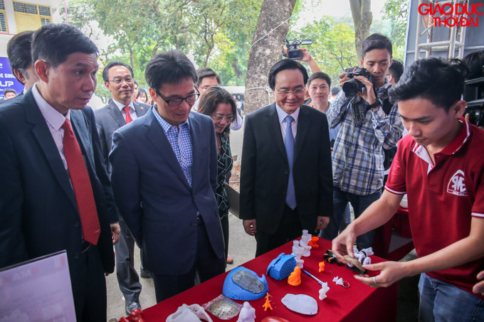 Phó Thủ tướng Vũ Đức Đam, Bộ trưởng Phùng Xuân Nhạ và các đại biểu tham quan các gian trưng bày dự án khởi nghiệp của các trường. Phó Thủ tướng Vũ Đức Đam, Bộ trưởng Phùng Xuân Nhạ và các đại biểu tham quan các gian trưng bày dự án khởi nghiệp của các trường.