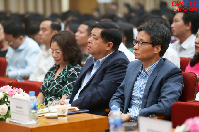 Phó Thủ tướng Vũ Đức Đam và các đại biểu tham dự lễ khai mạc.. Phó Thủ tướng Vũ Đức Đam và các đại biểu tham dự lễ khai mạc..