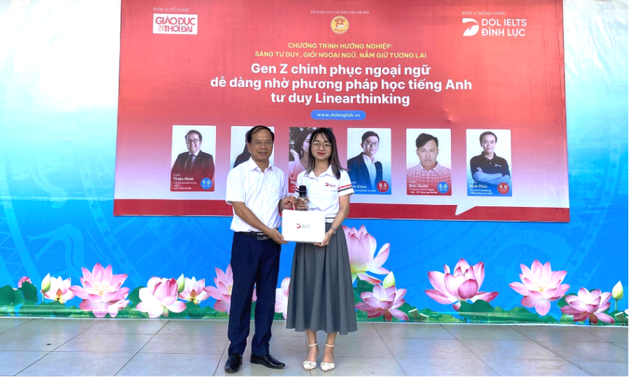 Đại diện DOL English cùng đại diện Ban Giám Hiệu trường THPT Khương Đình. Đại diện DOL English cùng đại diện Ban Giám Hiệu trường THPT Khương Đình.