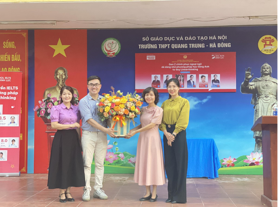 Thầy Huy Hùng nhận đóa hoa tươi thắm từ BGH nhà trường.