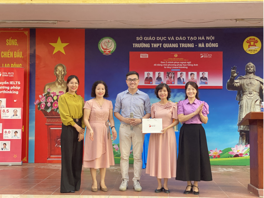 Thầy Hùng gửi món quà tặng BGH THPT Quang Trung - Hà Đông.