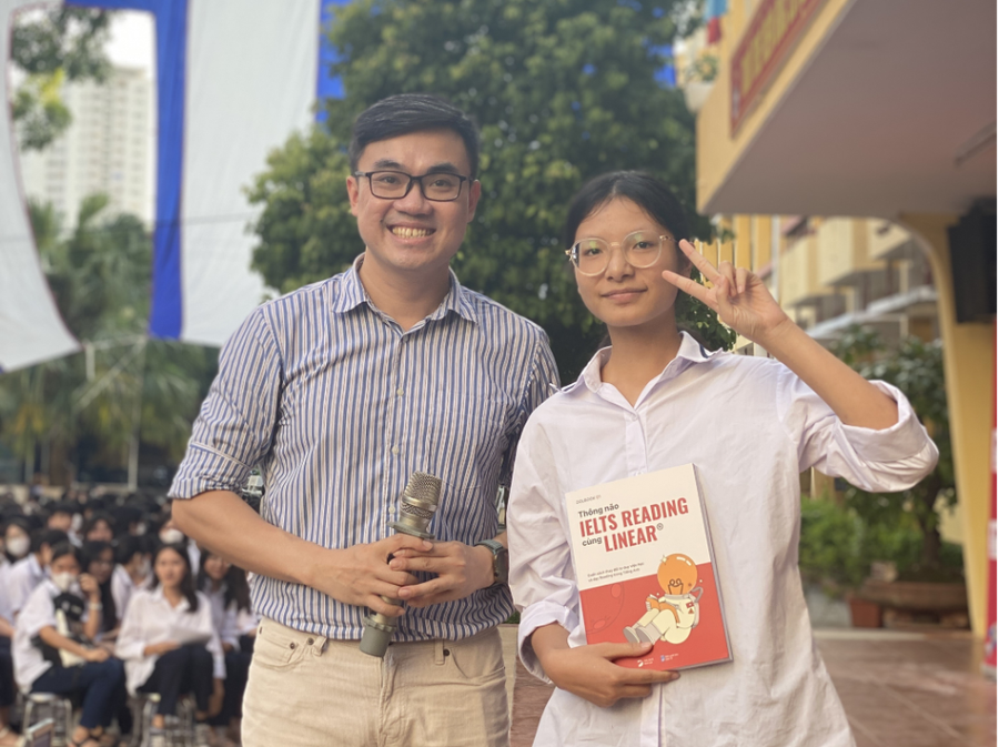 Các bạn học sinh trường Quang Trung hào hứng trả lời câu hỏi và nhận quà từ chương trình.