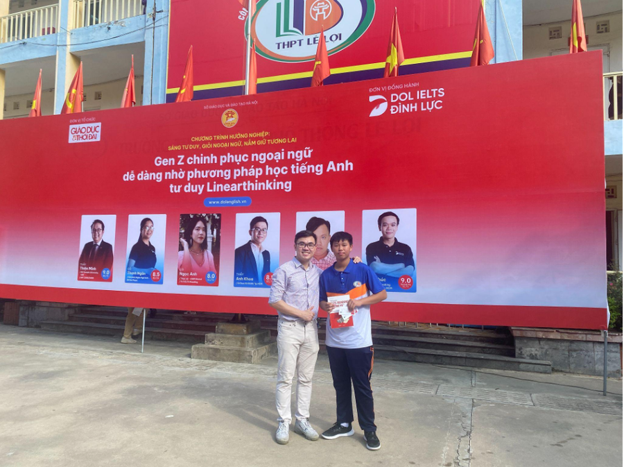 Bạn Tạ Đức Minh - học sinh lớp 11A6 chụp hình lưu niệm cùng thầy Hùng. Bạn Tạ Đức Minh - học sinh lớp 11A6 chụp hình lưu niệm cùng thầy Hùng.