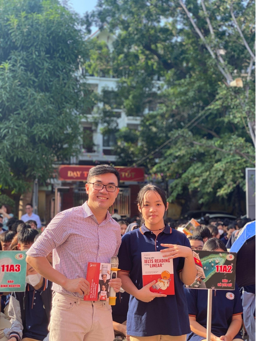 Học sinh trường THPT Lê Lợi hăng hái giao lưu và nhận phần quà từ diễn giả. Học sinh trường THPT Lê Lợi hăng hái giao lưu và nhận phần quà từ diễn giả.