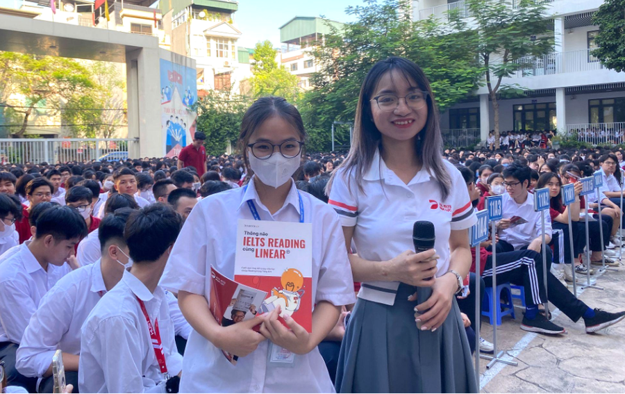 Học sinh nhận sách món quà là sách Thông não IELTS READING cùng Linear. Học sinh nhận sách món quà là sách Thông não IELTS READING cùng Linear.