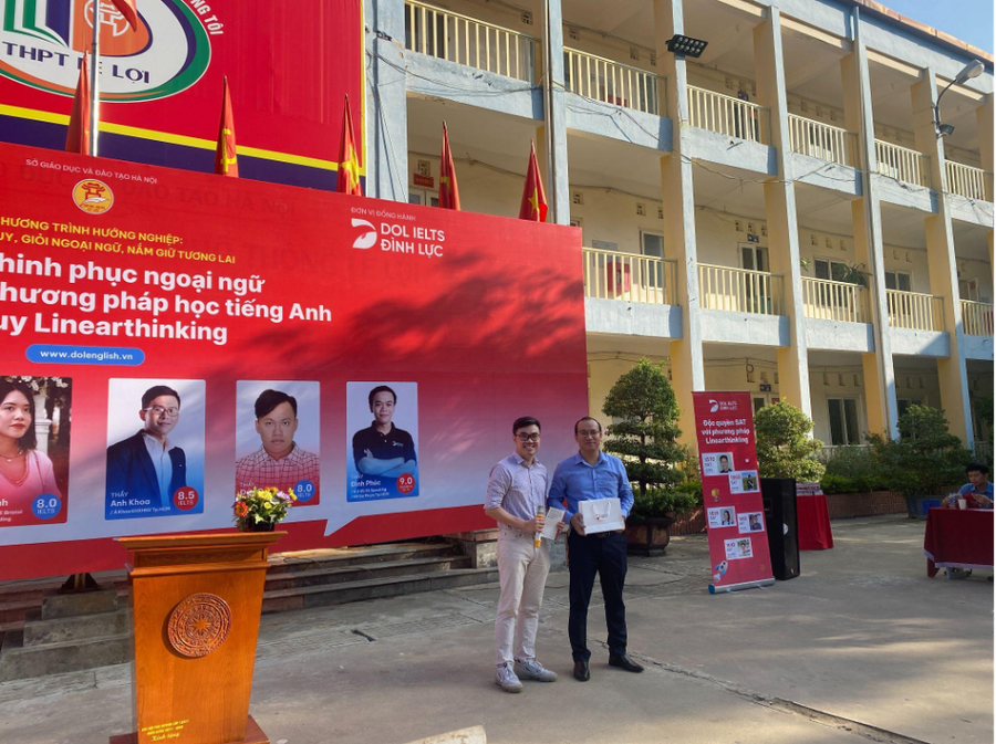 Thầy Hùng - đại diện DOL IELTS Đình Lực gửi món quà tặng BGH THPT Lê Lợi. Thầy Hùng - đại diện DOL IELTS Đình Lực gửi món quà tặng BGH THPT Lê Lợi.