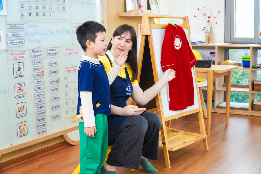 Trẻ tự tin thể hiện trải nghiệm với sự hướng dẫn của giáo viên tại Trường Mầm non Song ngữ MerryStar.
