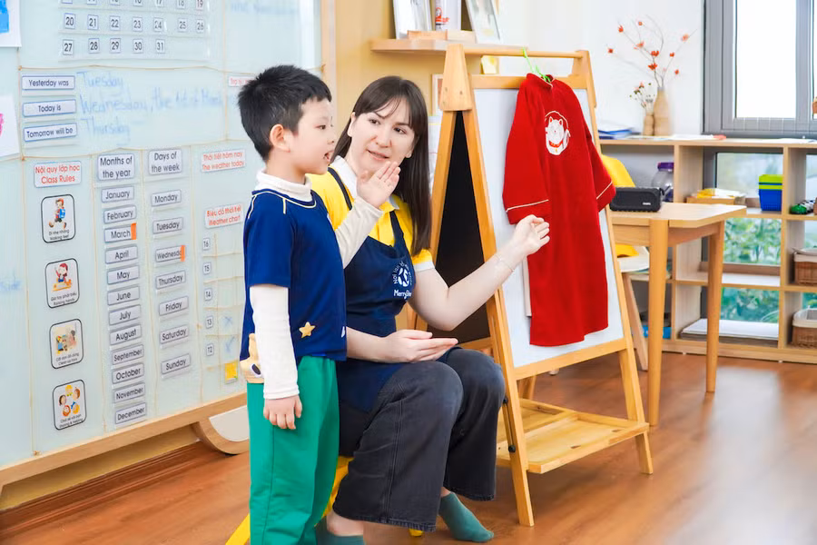 Trẻ tự tin thể hiện trải nghiệm với sự hướng dẫn của giáo viên tại Trường Mầm non Song ngữ MerryStar.