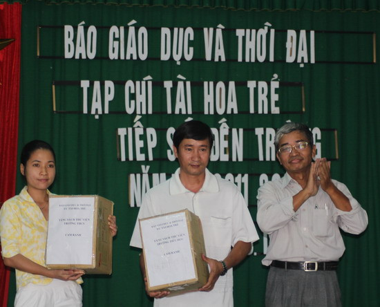 Tặng sách cho thư viện trường học