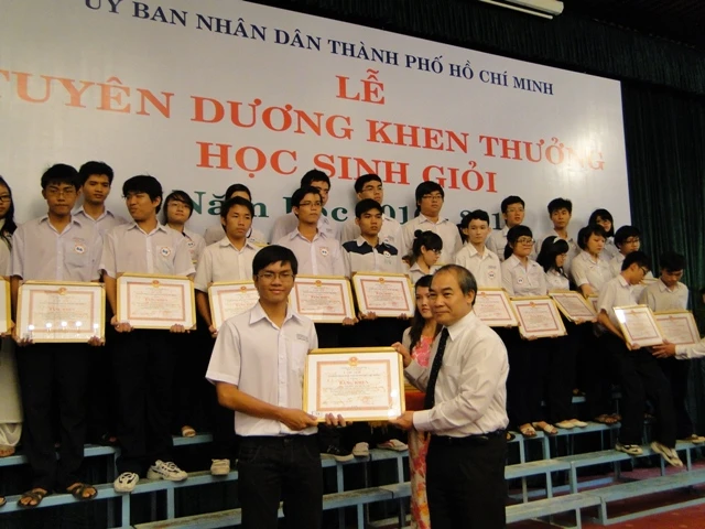 TP. HCM tuyên dương học sinh giỏi năm học 2010-2011