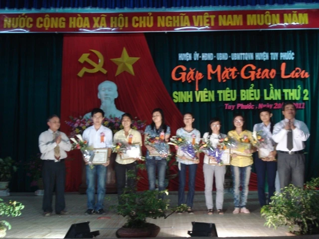 Huyện Tuy Phước gặp mặt sinh viên giỏi năm 2011