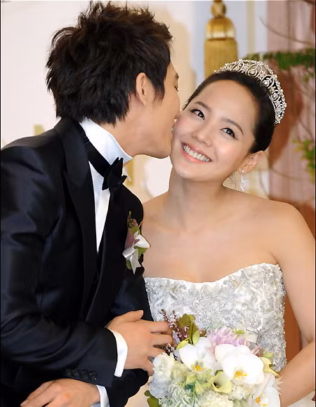 Trao nhau nụ hôn ấm áp trước sựu cổ vũ của người thân, bạn bè, người hâm mộ