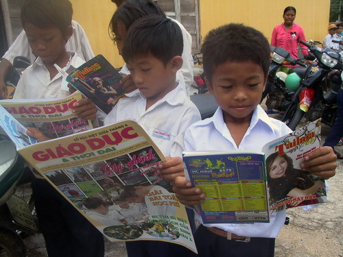 Các em say sưa xem Báo Giáo dục& Thời đại, tạp chí Tài hoa trẻ